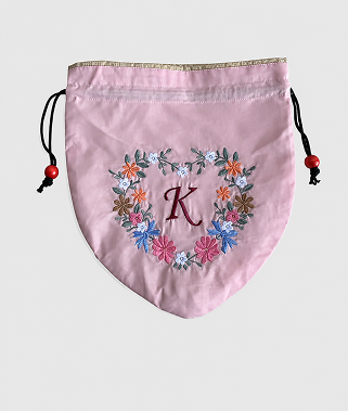 Kイニシャル花刺繍入りポーチ〈ライトピンク〉