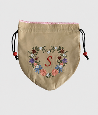 Sイニシャル花刺繍入りポーチ〈ベージュ〉
