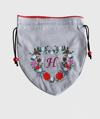 Hイニシャル花刺繍入りポーチ〈ライトグレー〉