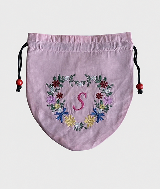 Sイニシャル花刺繍入りポーチ〈ダスティピンク〉
