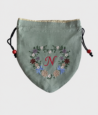 Nイニシャル花刺繍入りポーチ〈セージグリーン〉