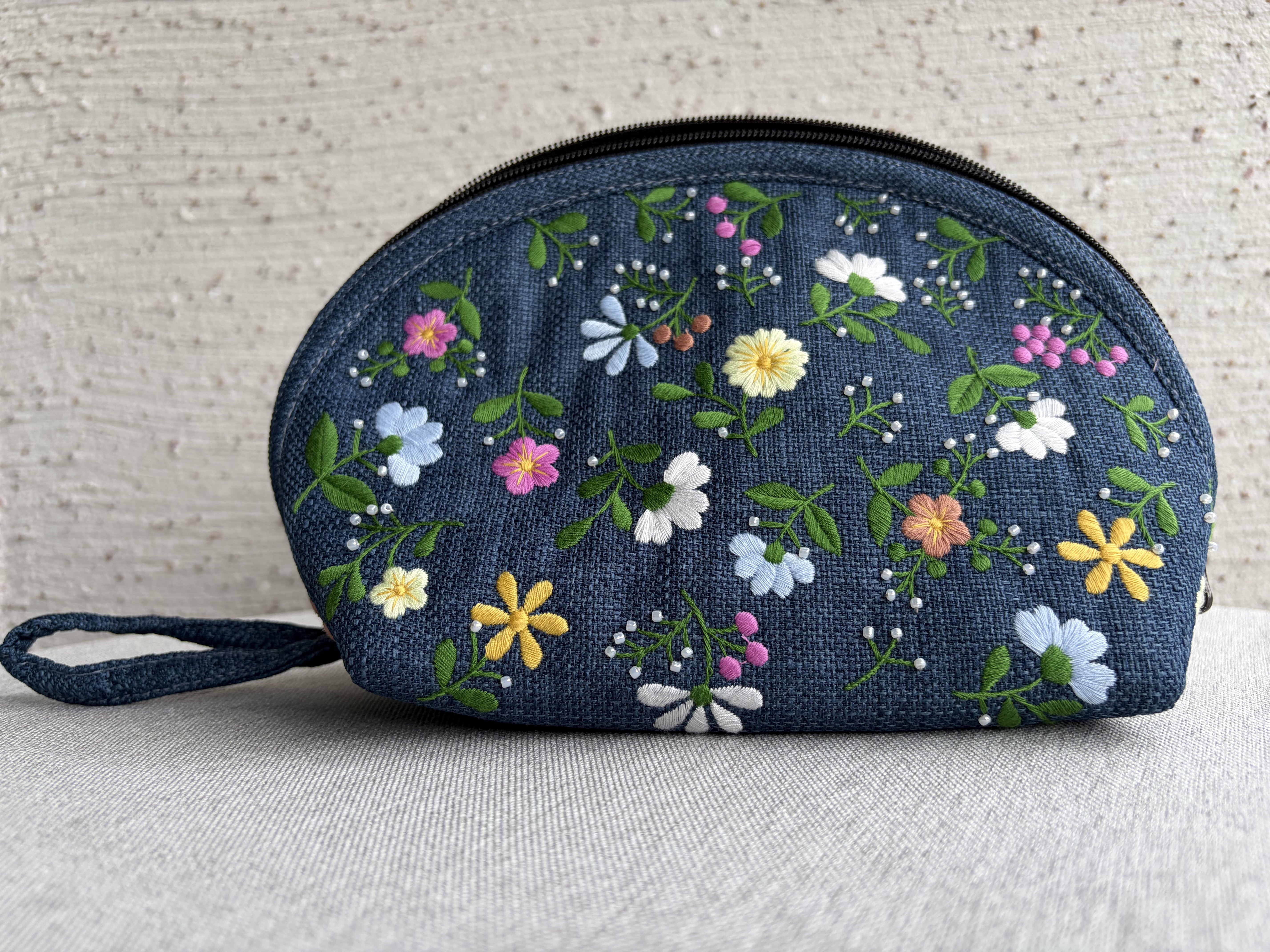 花柄刺繍入りポーチ〈ダークネイビーブルー〉