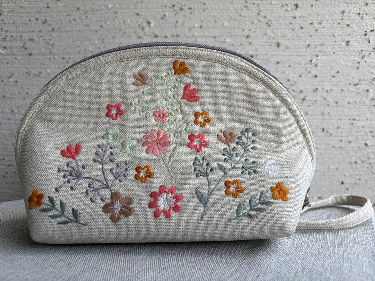 花柄刺繍入りポーチ〈ナチュラルベージュ〉