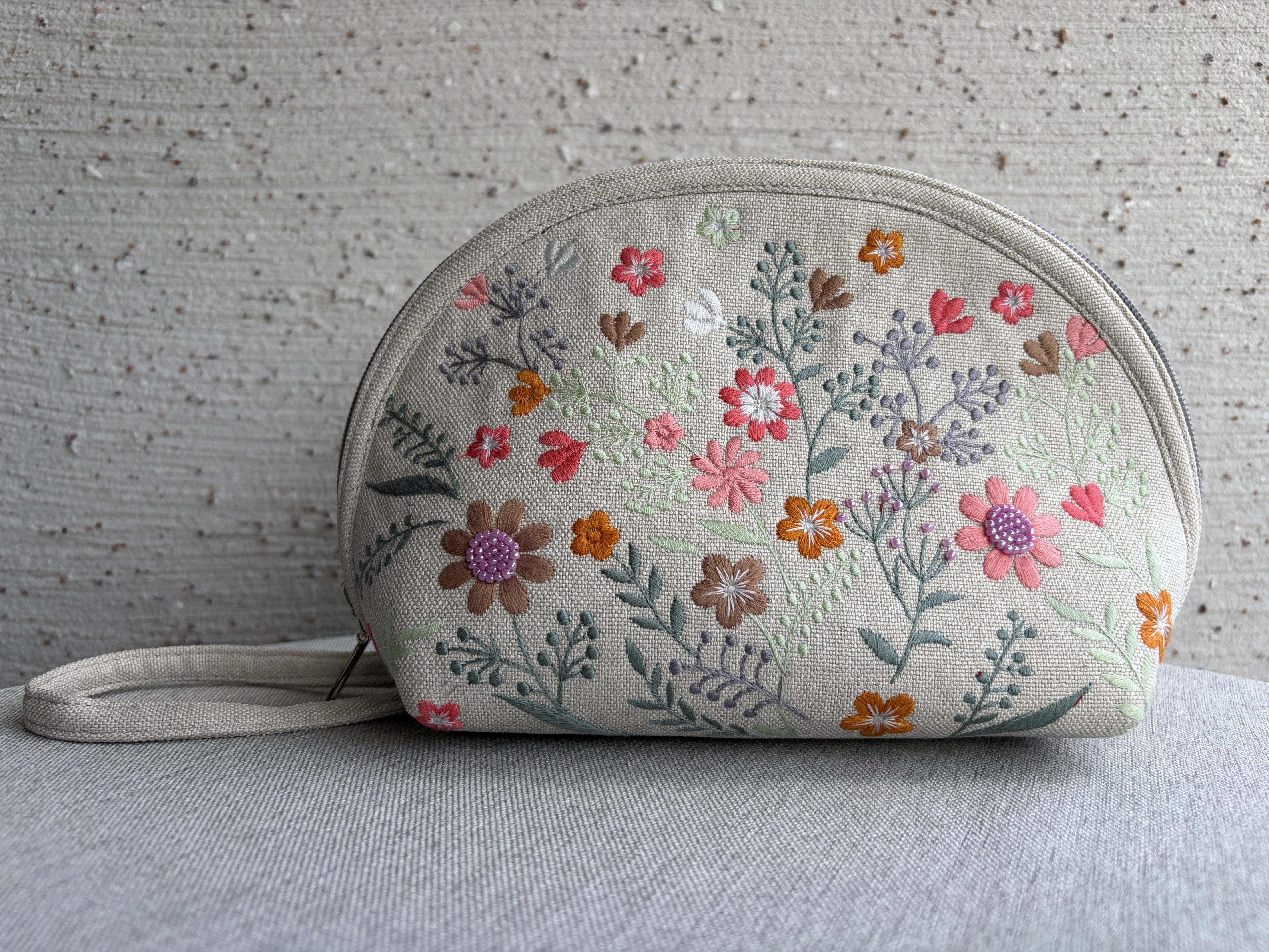 花柄刺繍入りポーチ〈ナチュラルベージュ〉