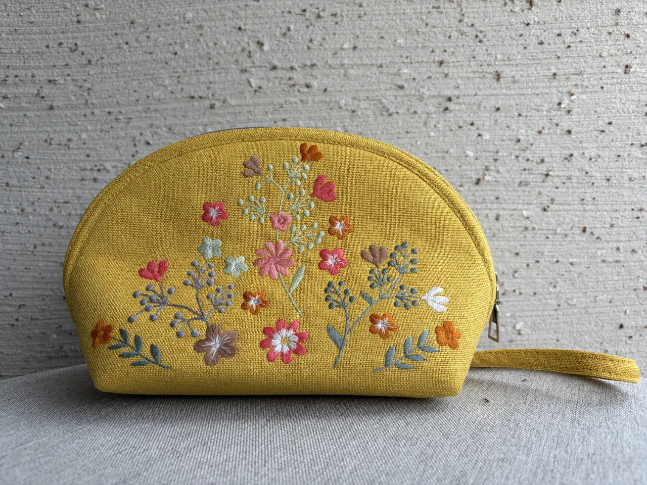 花柄刺繍入りポーチ〈マスタードイエロー〉