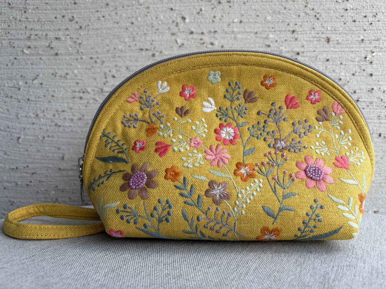 花柄刺繍入りポーチ〈マスタードイエロー〉