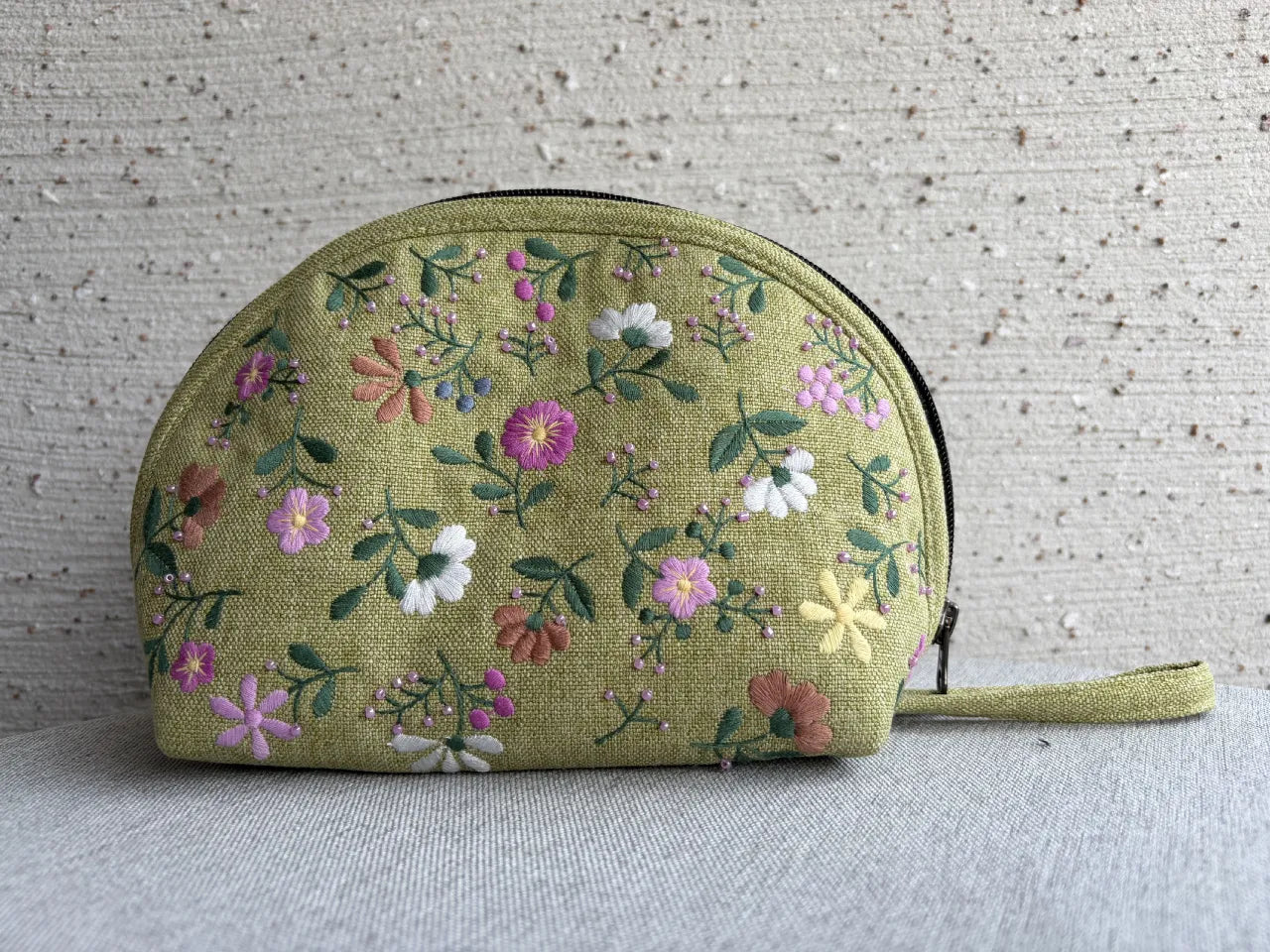 花柄刺繍入りポーチ〈オリーブグリーン〉