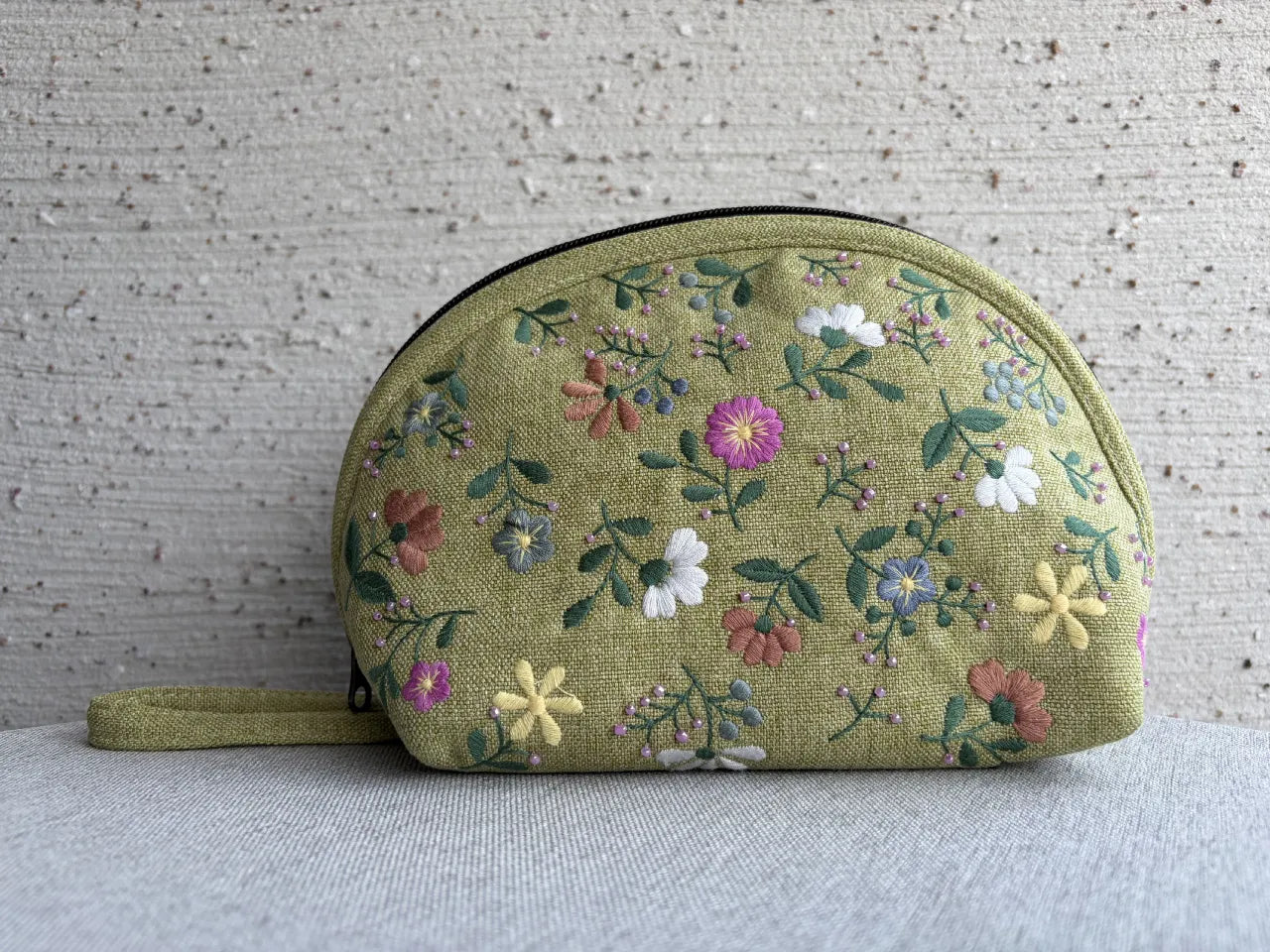 花柄刺繍入りポーチ〈オリーブグリーン〉