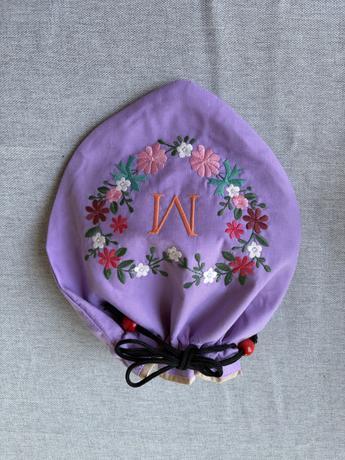 Mイニシャル花刺繍入りポーチ〈ラベンダー〉