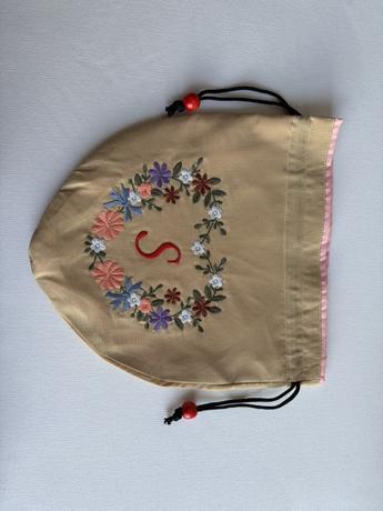 Sイニシャル花刺繍入りポーチ〈ベージュ〉
