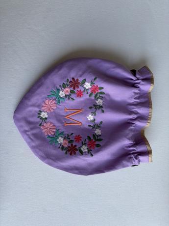 Mイニシャル花刺繍入りポーチ〈ラベンダー〉
