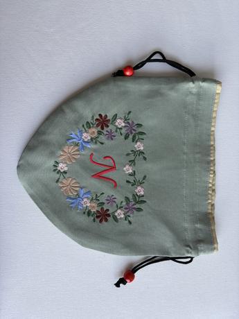 Nイニシャル花刺繍入りポーチ〈セージグリーン〉