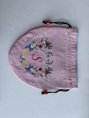 Sイニシャル花刺繍入りポーチ〈ダスティピンク〉