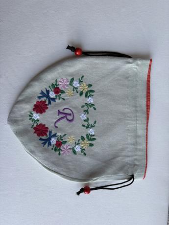Rイニシャル花刺繍入りポーチ〈ライトグレー〉