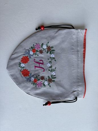 Hイニシャル花刺繍入りポーチ〈ライトグレー〉