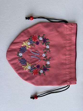 Hイニシャル花刺繍入りポーチ〈ダスティローズ〉