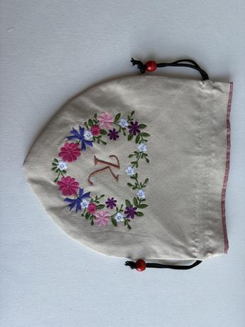 Kイニシャル花刺繍入りポーチ〈オフホワイト