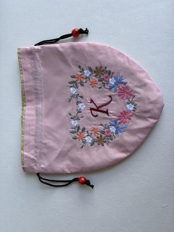 Kイニシャル花刺繍入りポーチ〈ライトピンク〉