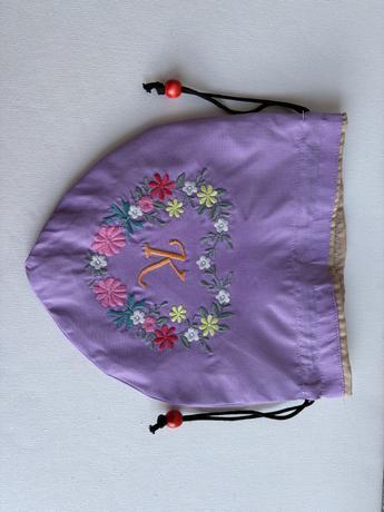 Kイニシャル花刺繍入りポーチ〈ラベンダー〉