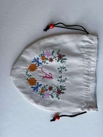 Aイニシャル花刺繍入りポーチ〈オフホワイト〉