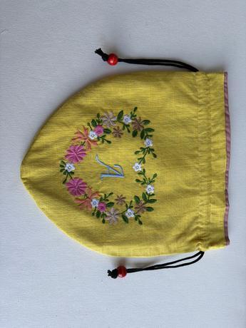Aイニシャル花刺繍入りポーチ〈マスタードイエロー〉