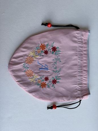 Aイニシャル花刺繍入りポーチ〈ライトピンク〉