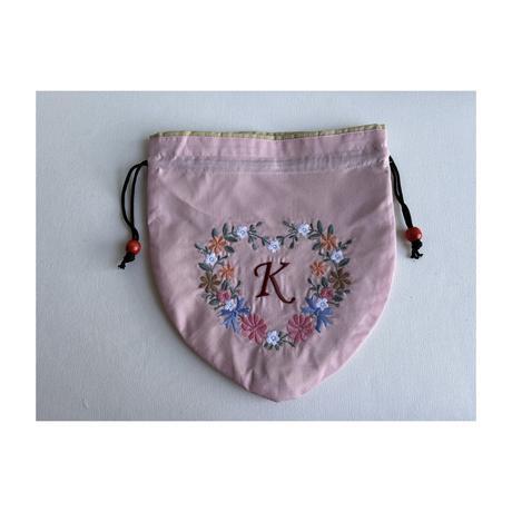 Kイニシャル花刺繍入りポーチ〈ライトピンク〉