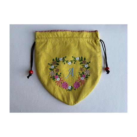 Aイニシャル花刺繍入りポーチ〈マスタードイエロー〉