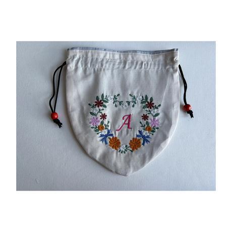 Aイニシャル花刺繍入りポーチ〈オフホワイト〉