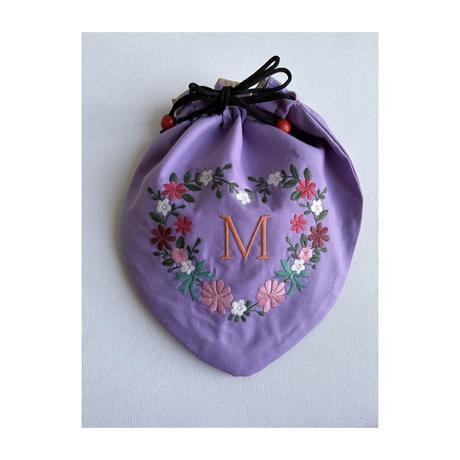 Mイニシャル花刺繍入りポーチ〈ラベンダー〉