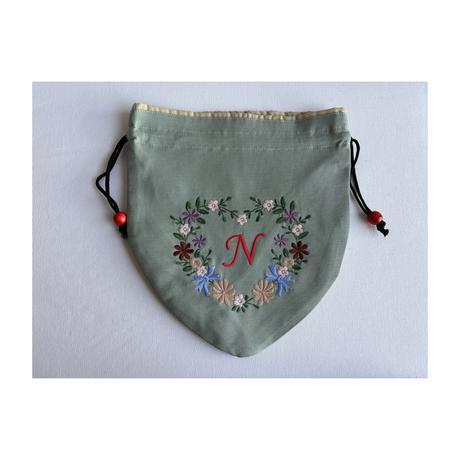 Nイニシャル花刺繍入りポーチ〈セージグリーン〉