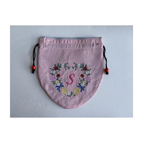 Sイニシャル花刺繍入りポーチ〈ダスティピンク〉