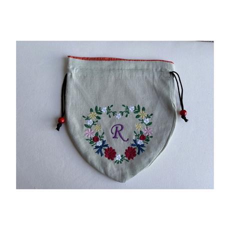 Rイニシャル花刺繍入りポーチ〈ライトグレー〉